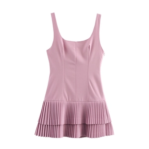 Dettaglio vestito rosa chiaro senza maniche con gonna a pieghe e zip invisibile
