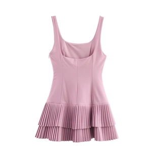 Dettaglio dell'abito rosa senza maniche con gonna a pieghe a strati e scollatura a U