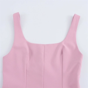 Dettaglio dello scollo quadrato elegante e delle spalline larghe di questo abito rosa