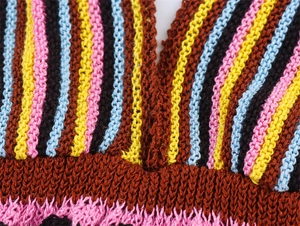 Vue macro du tissu crocheté à rayures multicolores montrant la texture détaillée