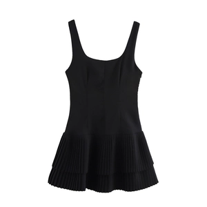 Dettaglio mini abito nero senza maniche con scollo quadrato e gonna a pieghe a doppio strato