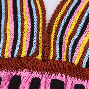 Haut au crochet cintré à rayures colorées avec col en V et texture tricotée à la main