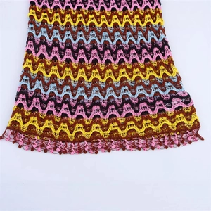 Robe en maille bohème à motif ondulé coloré avec texture zigzag et ourlet à franges