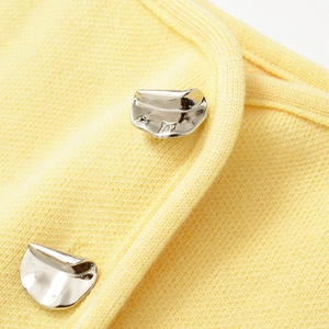 Top a canotta in maglia gialla da donna con moderni bottoni decorativi in argento