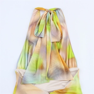 Detail des Neckholder-Kleids mit Verlaufsdruck, Nackenbindung und Mesh-Gewebe