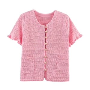 Détail du haut en maille rose avec tissu texturé manches à volants et boutons dorés