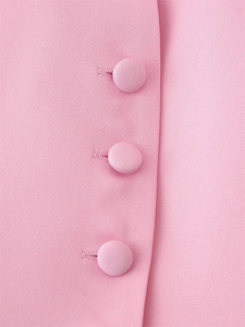 Détails de la texture du tissu rose avec trois boutons recouverts assortis