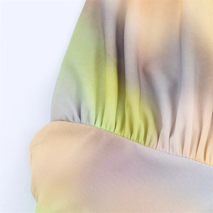 Nahaufnahme des gerafften Netzstoffs mit Pastellverlauf und feiner Textur