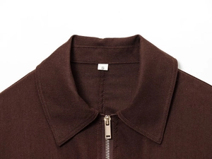 Detailansicht von Kragen und Reißverschluss dieser braunen Baumwolljacke in Größe S