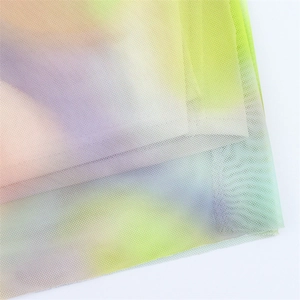 Nahaufnahme von buntem Netzstoff mit Farbverlauf, feiner Textur und halbtransparentem Design
