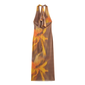Detail eines Halter-Maxikleids mit braun-orangem Blumenmuster und Reißverschluss hinten
