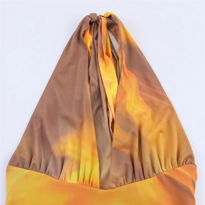 Detailansicht des Neckholder-Ausschnitts mit orange-braunem abstraktem Farbverlauf