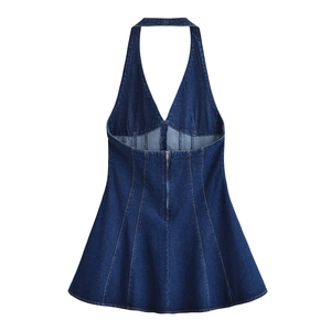 Détail de la robe mini en jean dos nu bleu foncé avec fermeture éclair et coutures