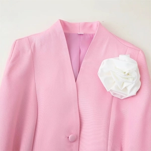 Blazer rose à manches courtes avec applique florale blanche et col en V pour femme