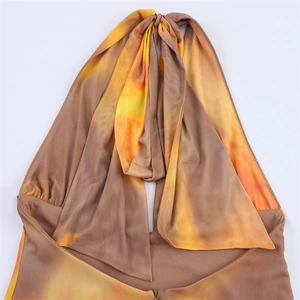 Detail der Nackenbindung und rückenfreies Design am Netzkleid mit orangem Farbverlauf