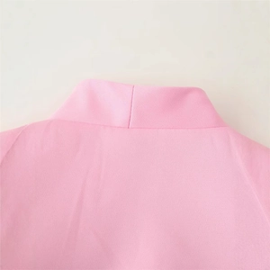 Veste blazer rose à manches courtes avec fleur faite main et détails de boutons