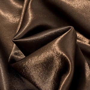 Gros plan détaillé du tissu en satin bronze avec reflets métalliques et drapé élégant