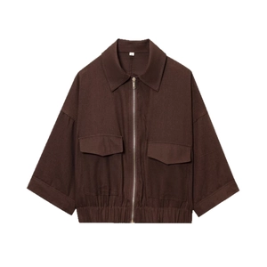 Dunkelbraune Damen-Kurzarmjacke mit Reißverschluss, großen Taschen und Gummizug