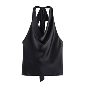 Detail eines eleganten schwarzen Satin-Oberteils mit Wasserfallausschnitt und Bindeband