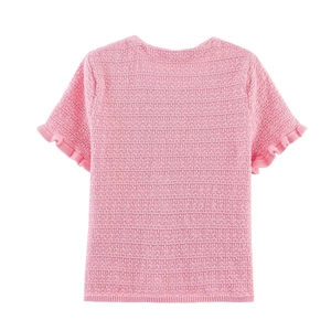 Détail du dos d'un haut en maille rose montrant la texture et les poignets à volants