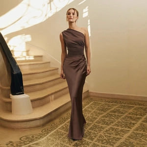 Robe longue en satin marron à une épaule avec taille froncée et coupe cintrée élégante