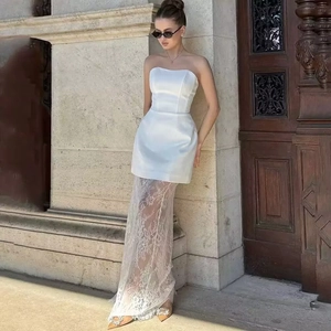 Détail de la robe bustier en satin blanc avec jupe longue en dentelle transparente