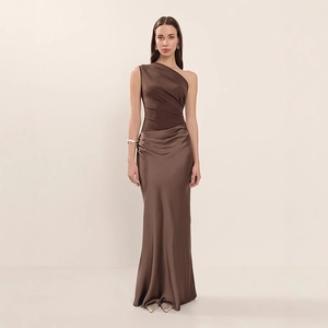 Robe longue élégante en satin marron à une épaule avec plis et coupe sirène fluide
