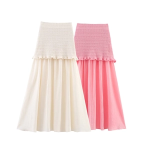 Détail de jupes plissées roses et beiges avec une taille élastique froncée élastique