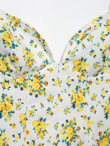 Dettaglio ravvicinato di un abito estivo a fiori con stampa gialla e scollo a V