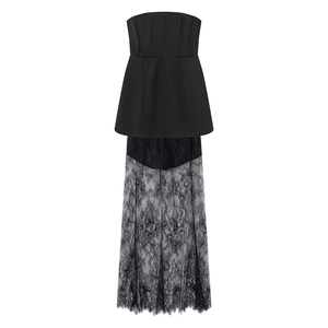 Détail du haut bustier noir à basque élégant avec une longue jupe en dentelle