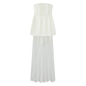 Détail d'un haut bustier blanc à volants et d'un ensemble de jupe longue en dentelle
