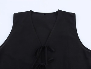 Dettaglio del top nero da donna con scollo a V e doppia chiusura frontale con laccetti