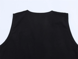 Dettaglio di un top senza maniche nero con spalline larghe e trama del tessuto a maglia