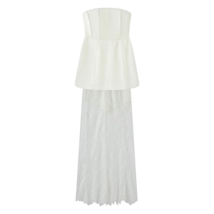 Ensemble blanc deux pièces avec haut à basque bustier et jupe longue en dentelle