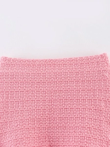 Détail du tissu en maille gaufrée rose et couture de qualité sur une jupe d'été