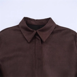 Chemise longue pour femme en daim marron café avec col à revers classique et style minimaliste