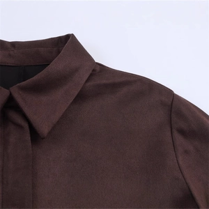 Chemise femme marron foncé à manches longues en suédine avec col pointu et texture mate