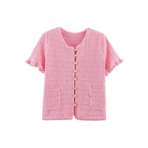 Cardigan en tricot rose à manches courtes avec boutons dorés et poignets plissés