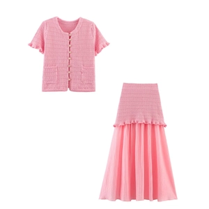 Ensemble deux pièces avec gilet en maille rose et jupe plissée à boutons perlés