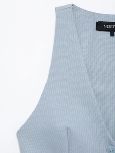 Gedetailleerde opname van lichtblauw krijtstreep vest met V-hals en het INDEP label