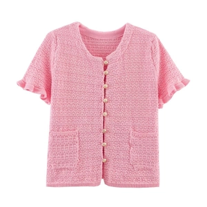 Détail du cardigan en maille rose avec boutons dorés et poignets à volants élégants