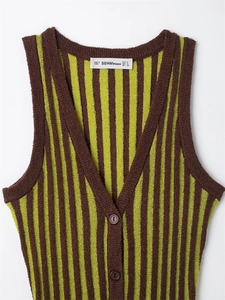 Dettaglio del gilet in maglia a righe retrò con scollo a V e bottoni marroni strutturati