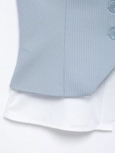 Detail van lichtblauw krijtstreepvest met nauwkeurig stiksel en bijpassende ronde knopen