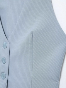 Detailopname van het lichtblauwe krijtstreep vest met V-hals en bijpassende knopen set