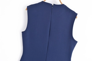 Dettaglio di un abito smanicato blu navy con cerniera invisibile sul retro del capo