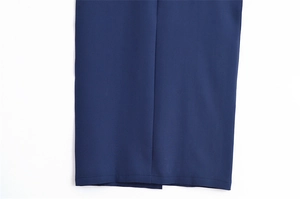 Dettaglio dell'orlo di un abito smanicato blu navy con cucitura e spacco centrale