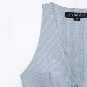 Lichtblauwe gilet met V-hals, fijne verticale textuur en een enkele knoopsluiting