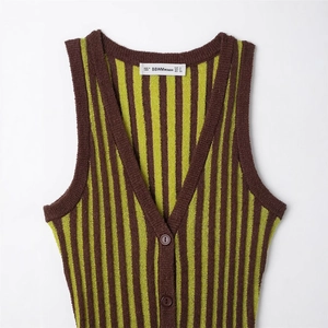 Gilet in maglia a righe marroni e verdi con scollo a V e morbida consistenza di tendenza