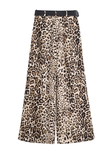 Détail de ce pantalon large taille haute à imprimé léopard avec fine ceinture noire
