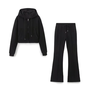 Completo sportivo da donna nero con felpa con cappuccio e pantaloni a zampa